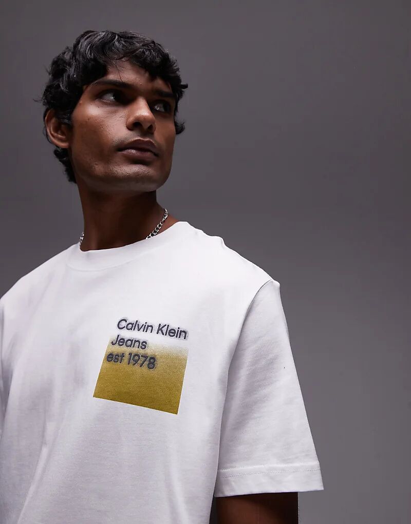 

Футболка с логотипом box chest белого цвета Calvin Klein Jeans