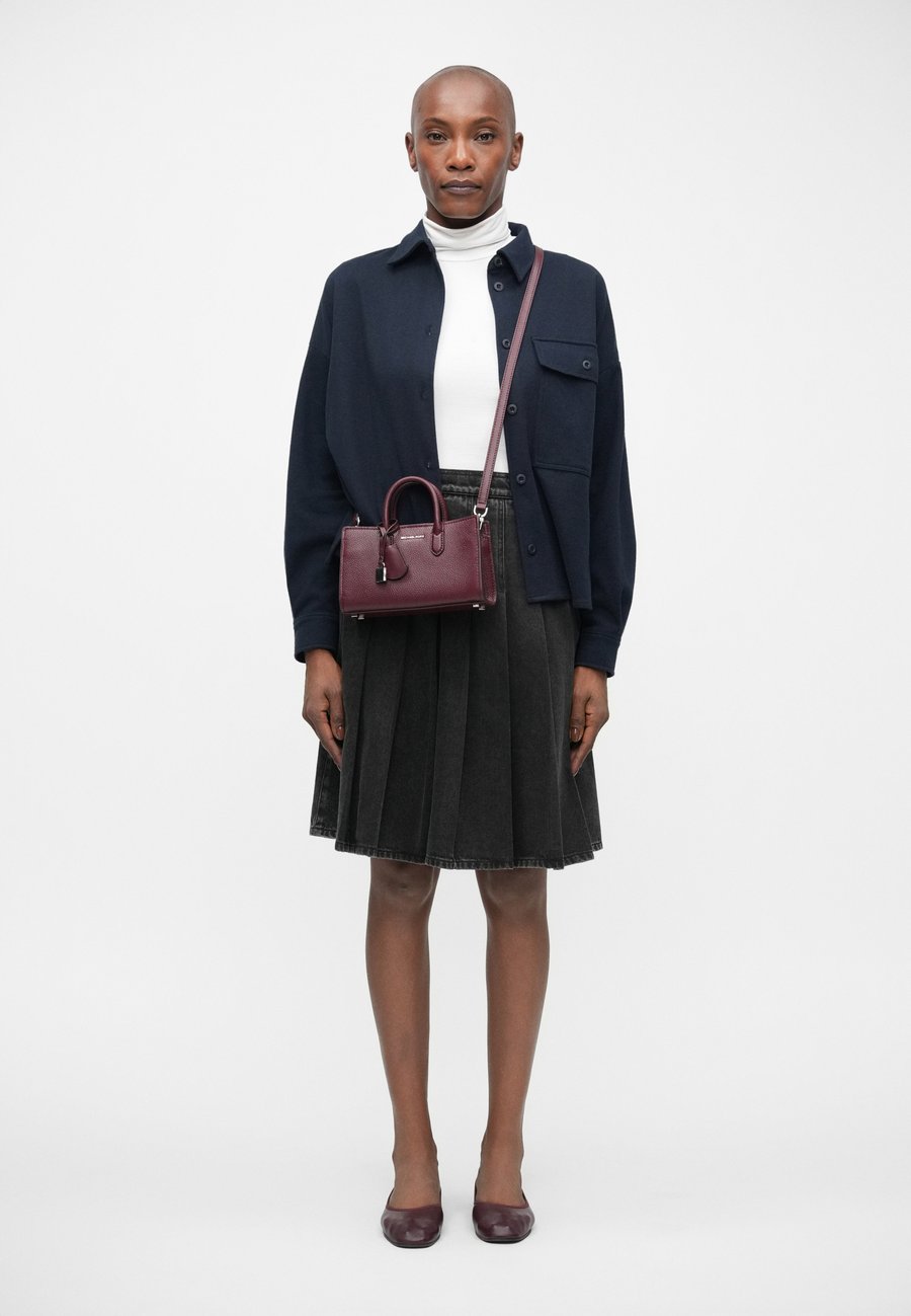 

Сумка MICHAEL Michael Kors SCARLETT XS EW XBODY, Oxblood/Bordeaux