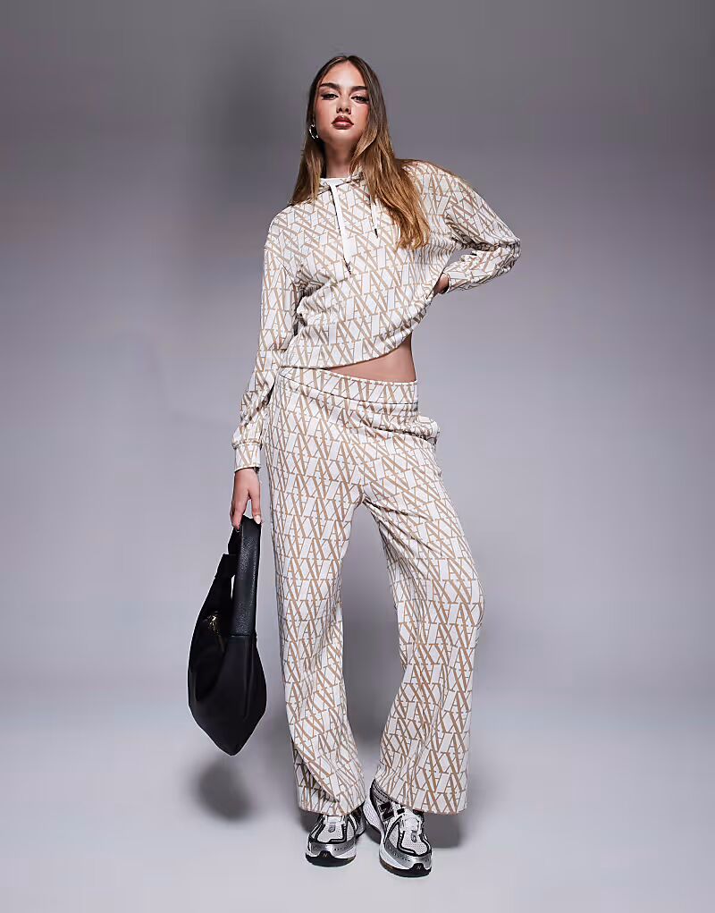 

Широкие трикотажные брюки с монограммой и логотипом Armani Exchange бежевого цвета