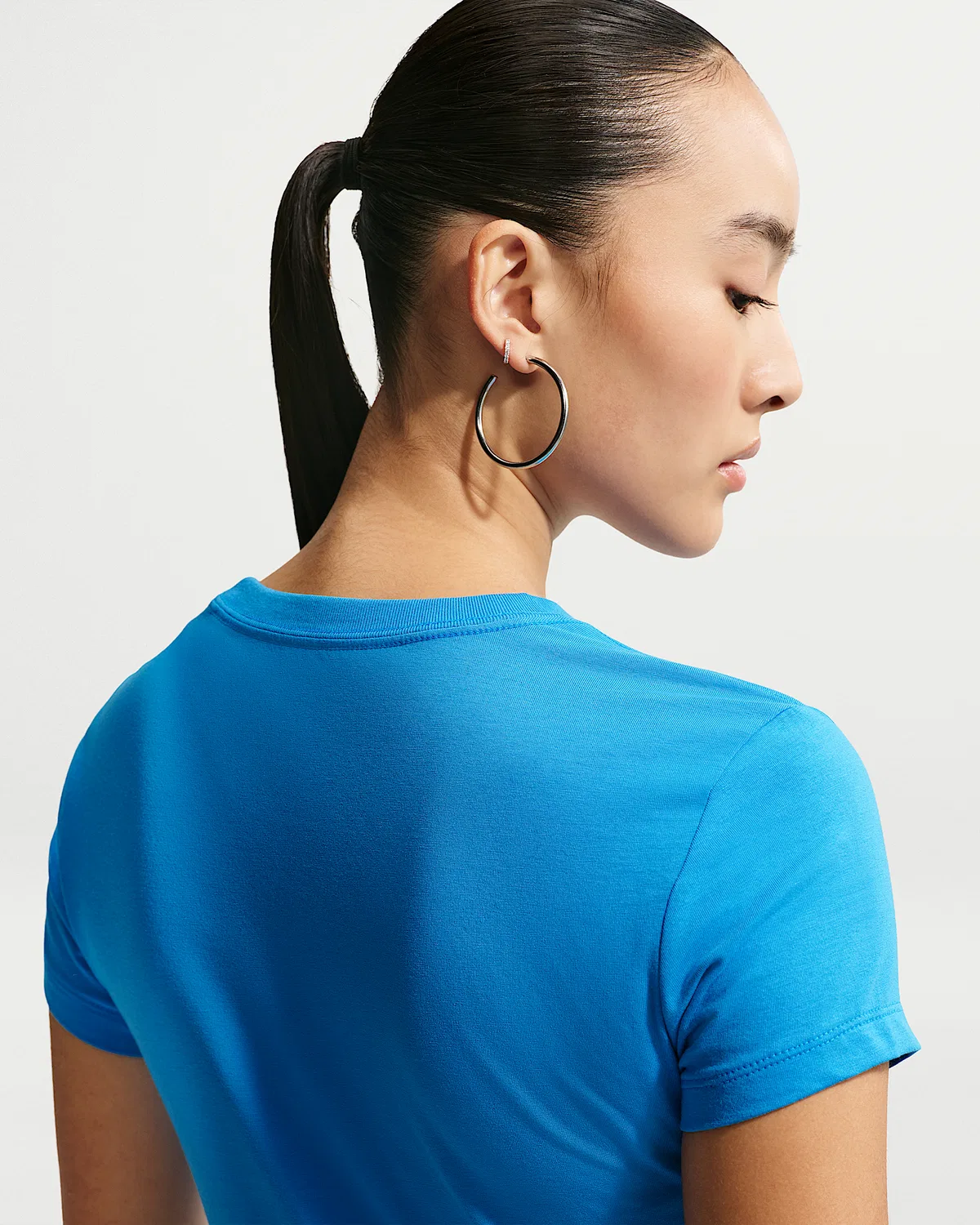 Женская укороченная футболка Nike Sportswear Chill Knit, Light Photo Blue/Chalk — фото 2