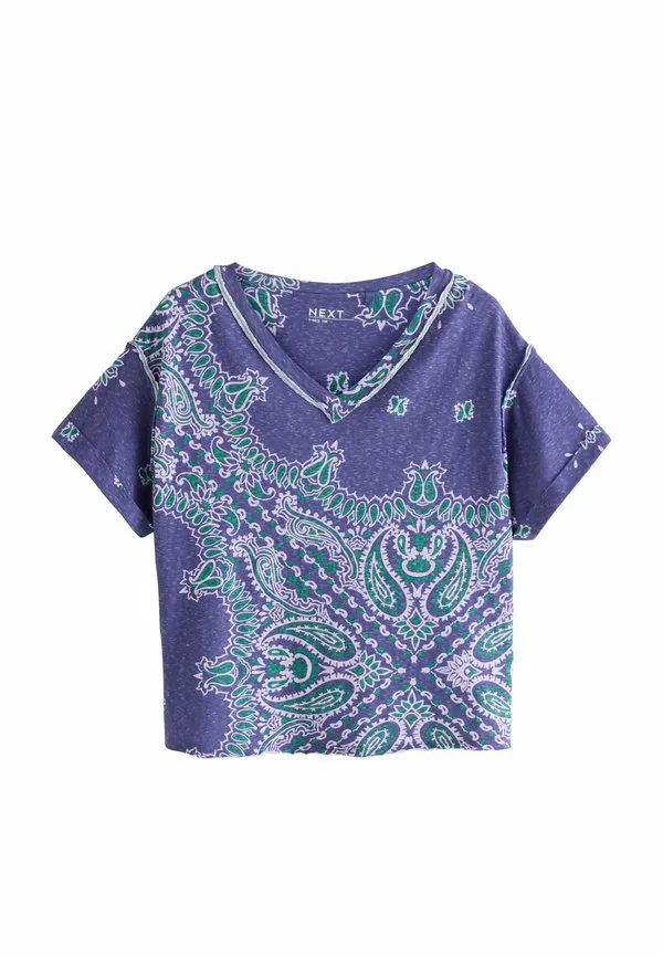 Посмотрите на базовую футболку с коротким рукавом. Next, Purple Bandana Print