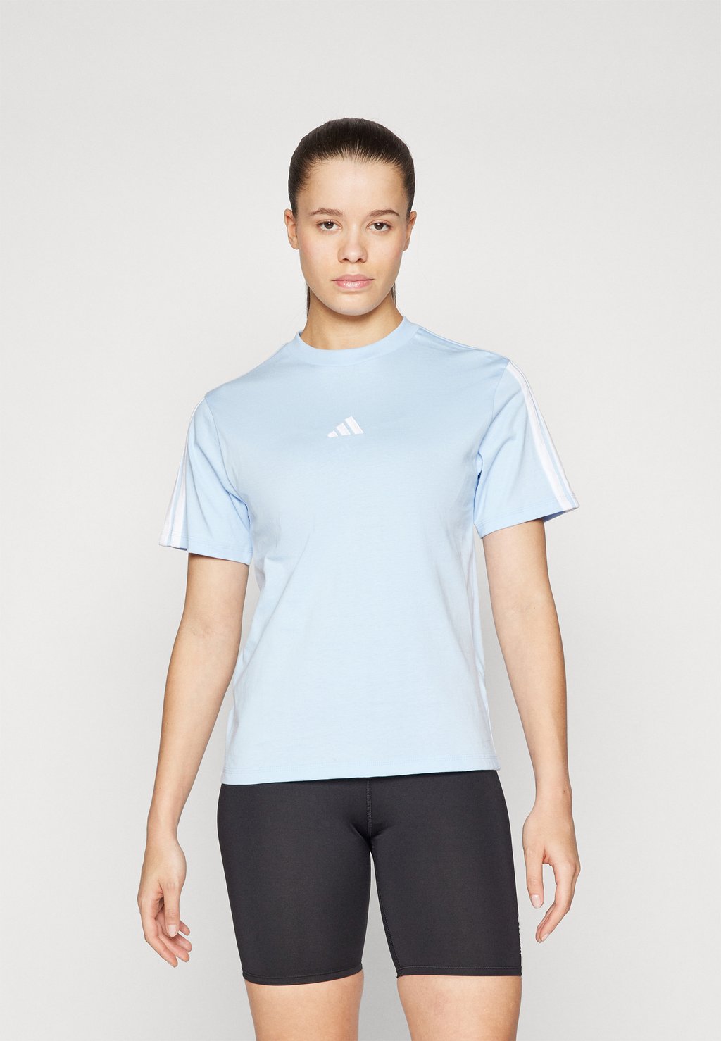 

Базовая футболка ESSENTIALS 3 STRIPES adidas Sportswear, светло-голубой