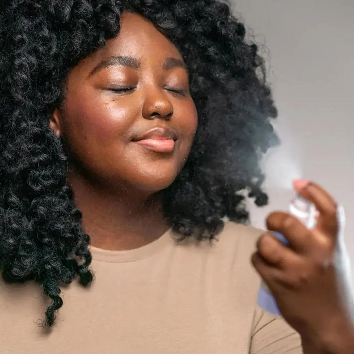 Спрей для лица Mario Badescu с алоэ, ромашкой и лавандой для всех типов кожи | Увлажняющий спрей для лица, восстанавливающий баланс и сияние кожи 113.40 г (1 шт.) — фото 2