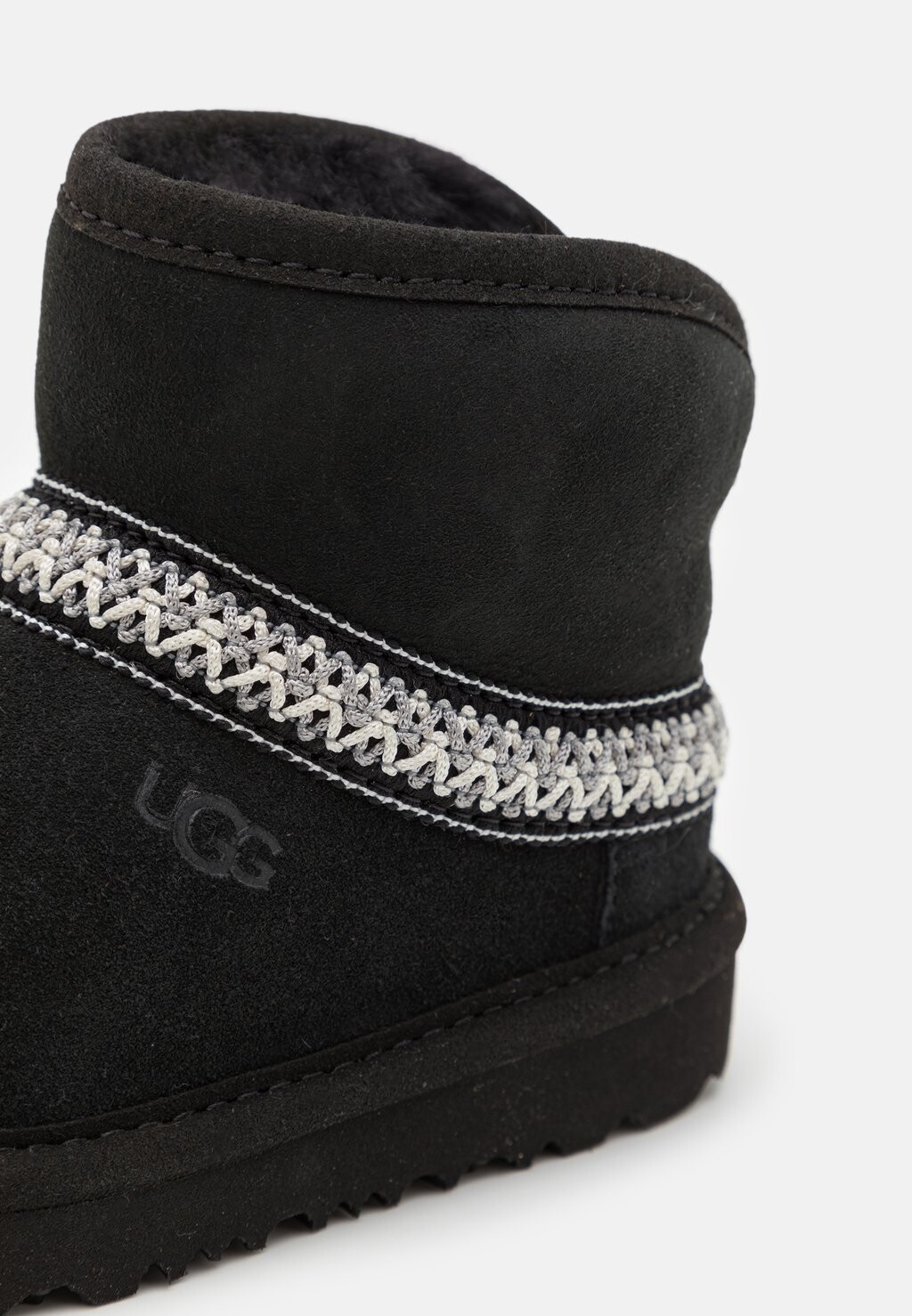 

Ботильоны CLASSIC MINI CRESCENT UNISEX UGG, черный