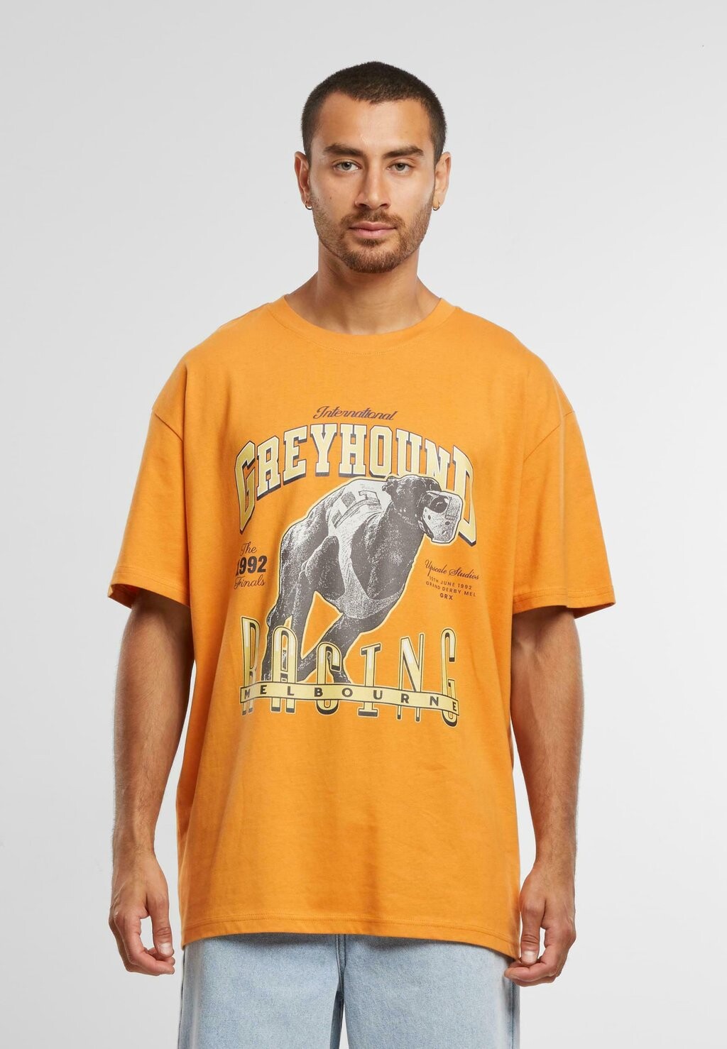 

Футболка с принтом GREYHOUND RACING OVERSIZE TEE Mister Tee, оранжевый