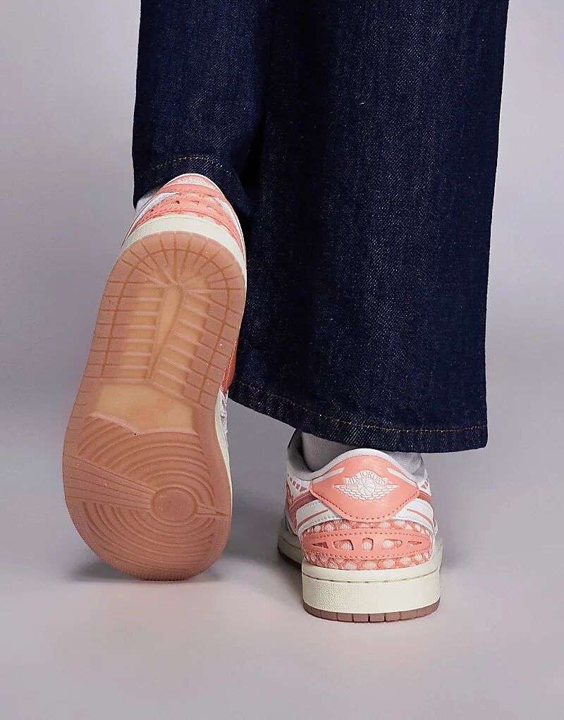 Кроссовки унисекс Nike Air Jordan 1 Method of Make Low розового цвета — фото 4