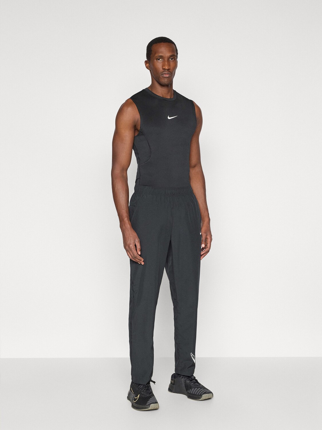NIKE Тренировочные штаны Regular в черном цвете — фото 4