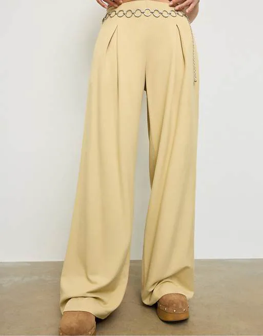 

Атласные брюки с вытачками и цепочкой Stradivarius пастельно-желтого цвета