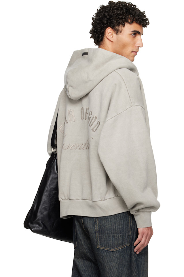 Fear Of God Essentials Классическая толстовка на молнии серого цвета с вышивкой на тему праздников — фото 3