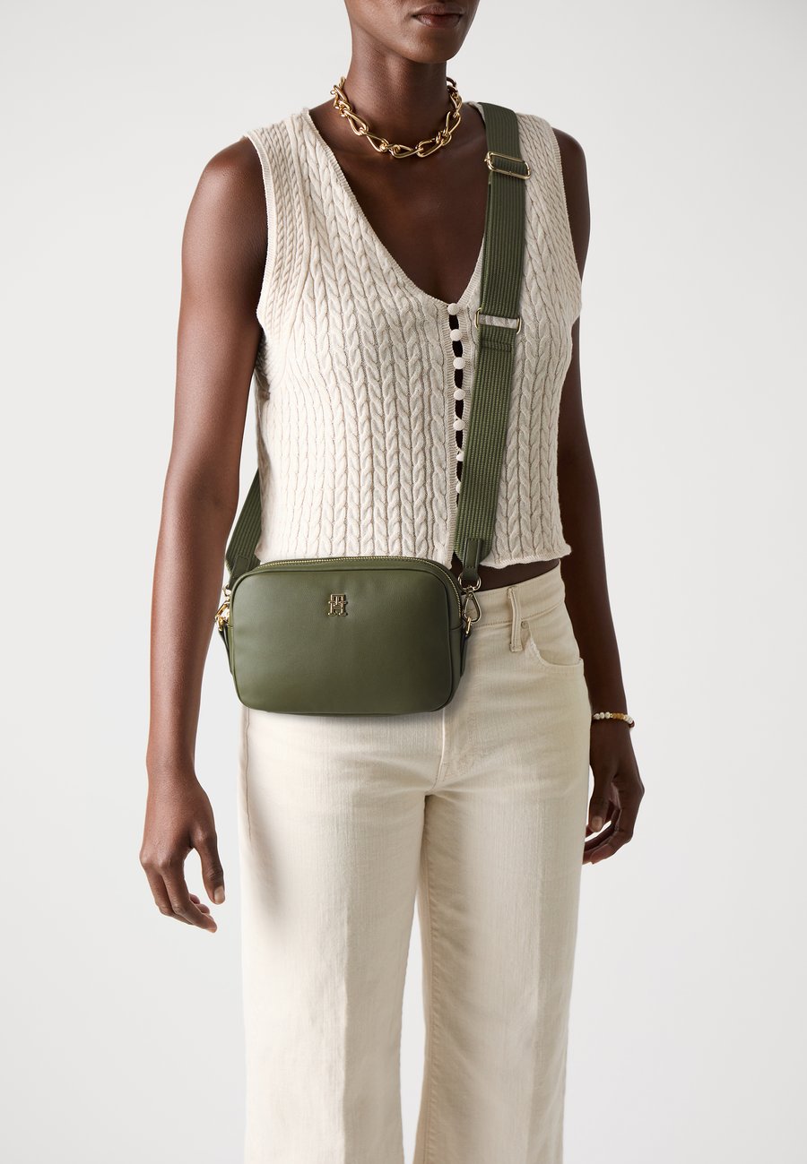 

Сумка кросс-боди Tommy Hilfiger POPETTE SOFT CAMERA BAG, Huntsman Green/Green