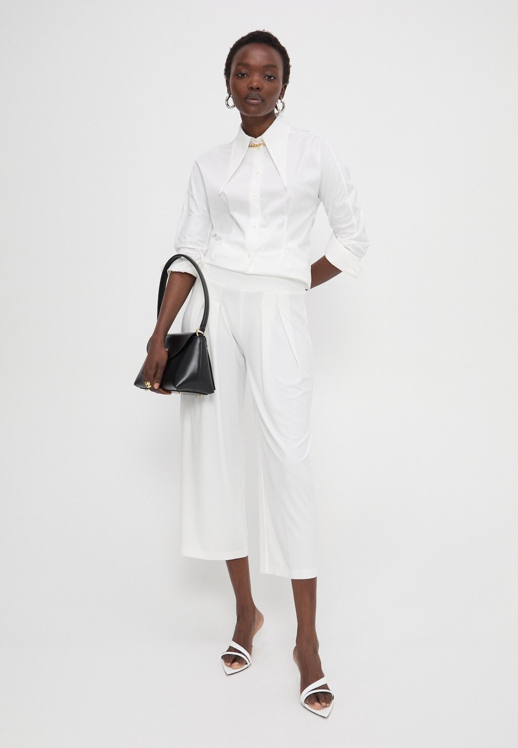 

Тканевые брюки CROPPED LOW PLEATED Norma Kamali, кремовый
