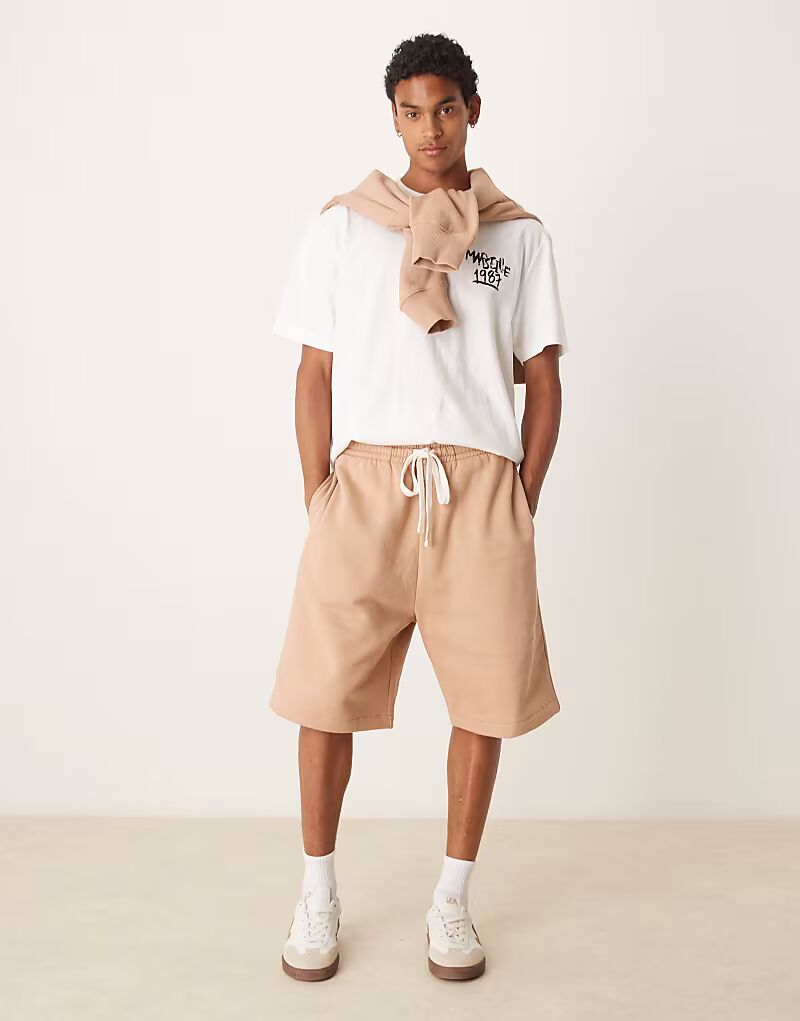 

Шорты ASOS DESIGN из плотной ткани с вышивкой на заднем кармане бежевого цвета - BEIGE
