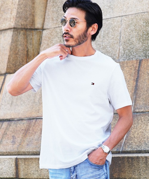 

Мужская футболка с коротким рукавом, круглым вырезом, из хлопка, с нашивкой в виде флага TOMMY HILFIGER, белый