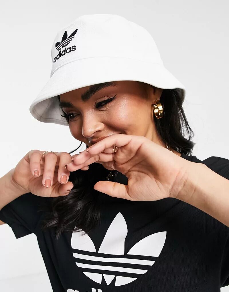 

Белая панама с трилистником adidas Originals