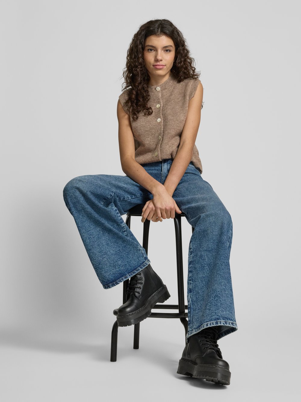 

Вязаный жилет с круглым вырезом Gina Tricot