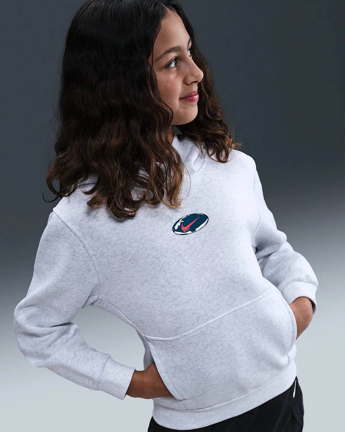 Детская худи Nike Sportswear Club Fleece, Birch Heather/Bright Crimson/Blue Force — фото 2
