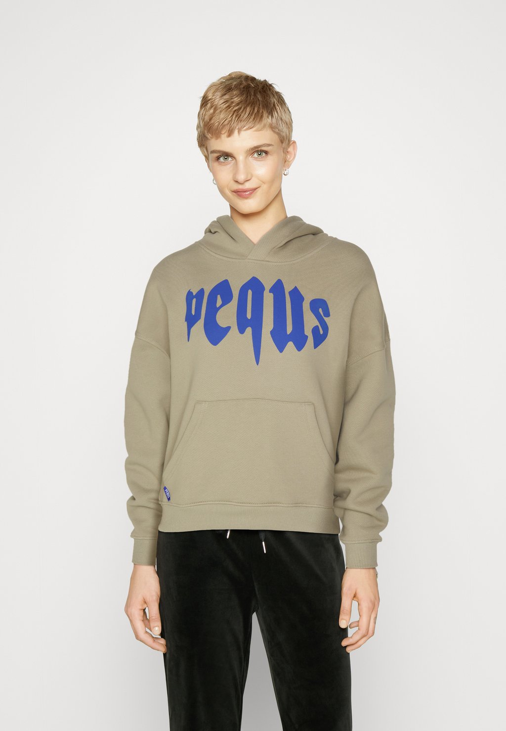 

Толстовка CROPPED MYTHIC LOGO HOODIE PEQUS, цвет dust grey