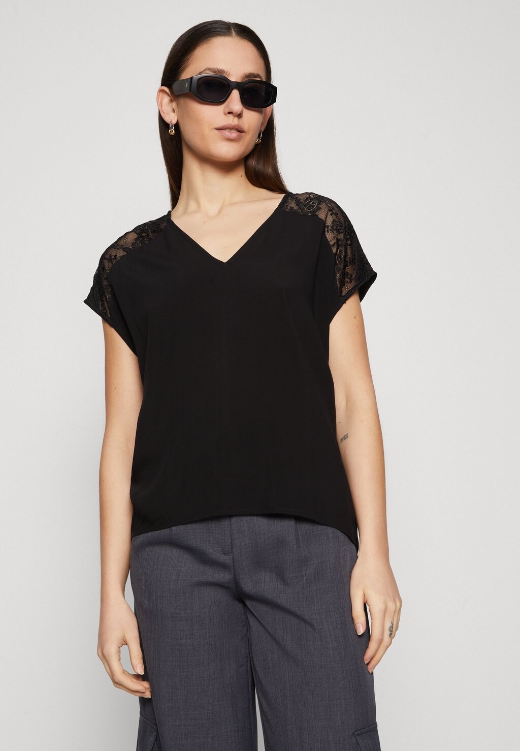 

Блуза VMRUSK V NECK Vero Moda, черный