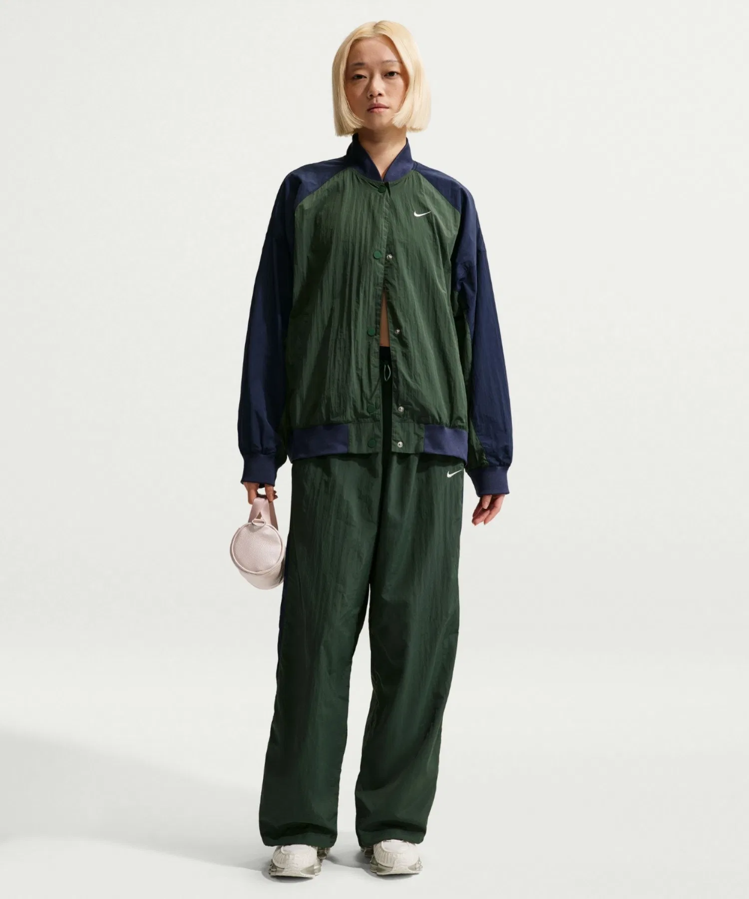 Женские брюки Nike Sportswear Loose High-Waisted Parachute камуфляжные — фото 3