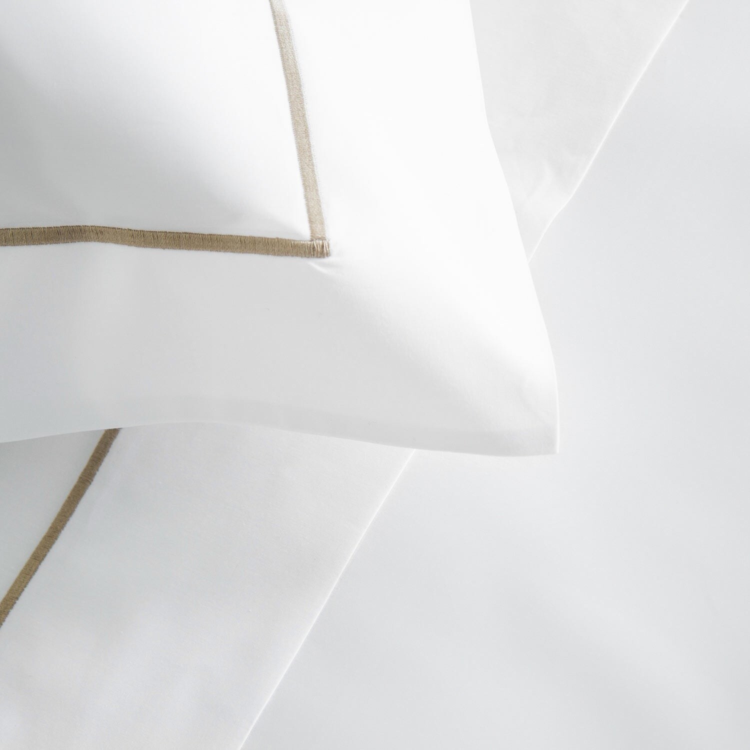 

Frette One Bourdon Euro Sham, цвет White/Khaki