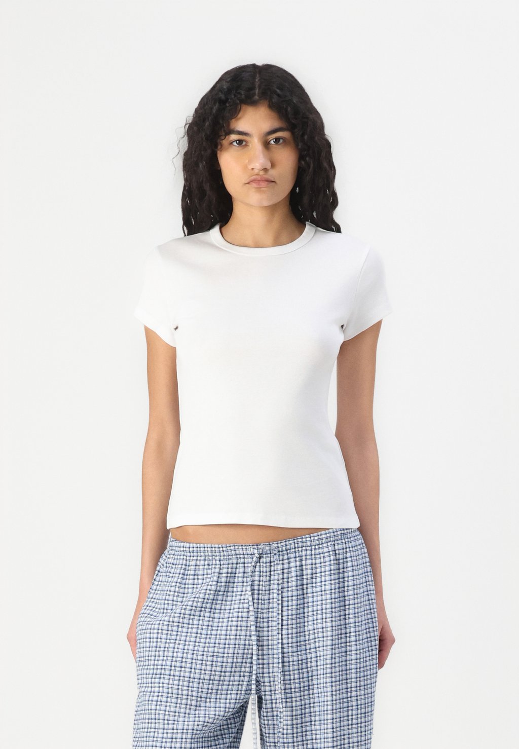 

Базовая футболка BABY TEE Abercrombie & Fitch, белый