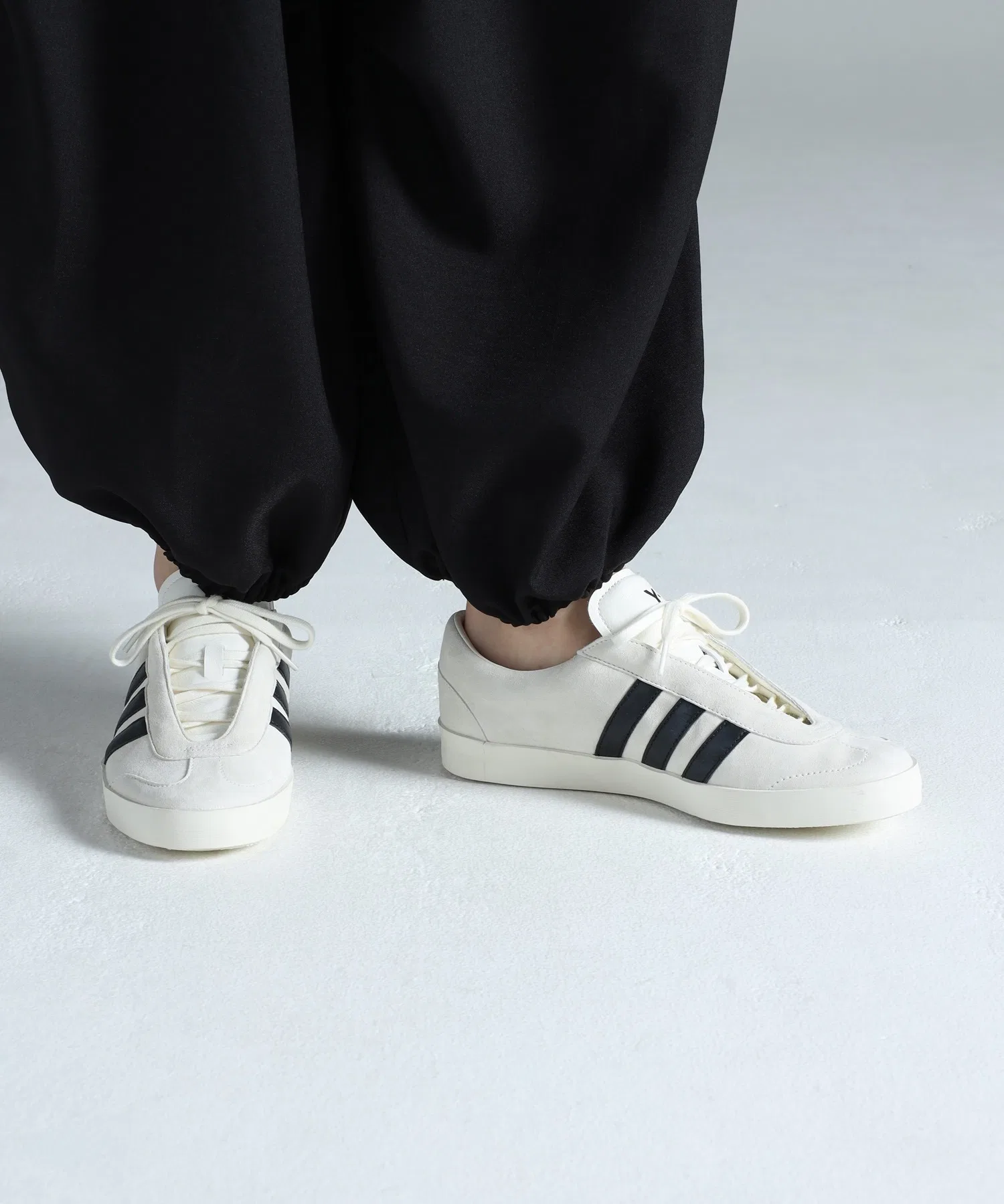 Унисекс кроссовки Y-3 GAZELLE из кожи белые с чёрным