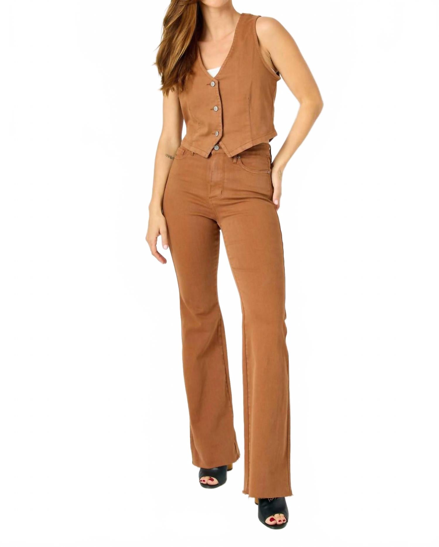 

Расклешенные джинсы с высокой талией и утягивающим эффектом, крашеные в коричневый цвет Judy Blue, Dyed Brown