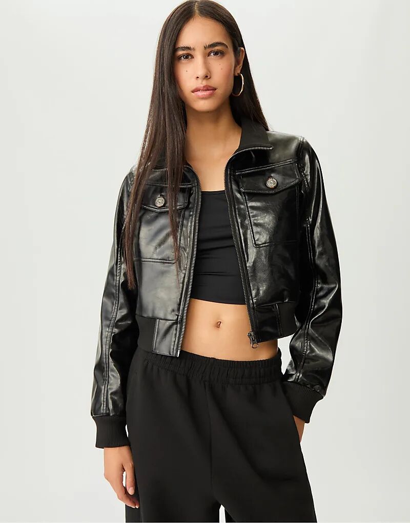 

Короткая куртка Stradivarius из искусственной кожи с пуговицами черного цвета