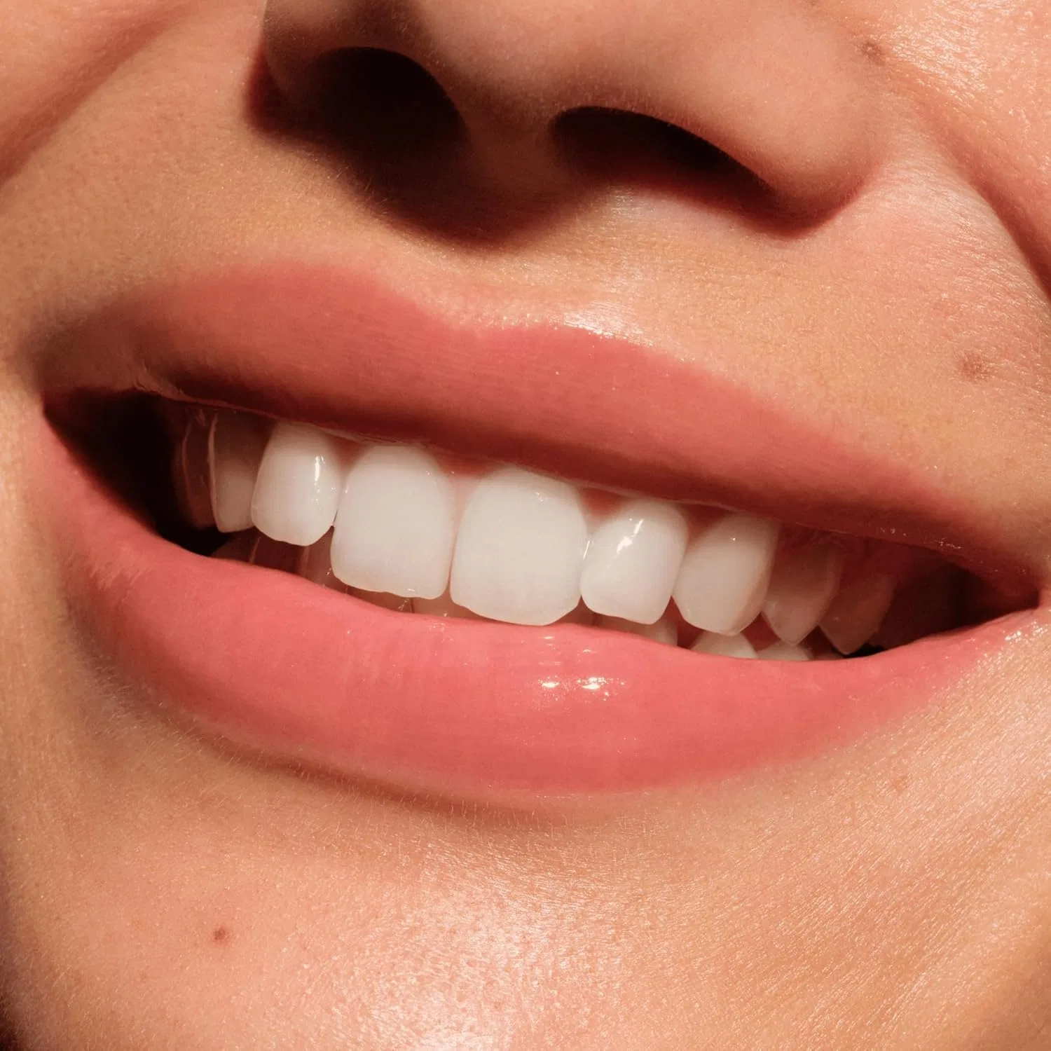 Блестящий бальзам для губ «Butter Drippin' Glossy Lip Balm» от Catrice Catrice, 020 Maple Latte — фото 3