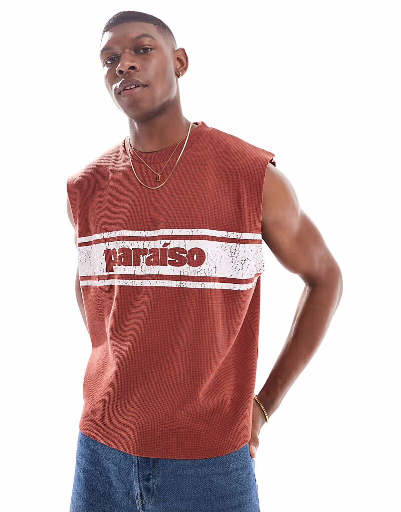 

Майка ASOS DESIGN большого размера со спортивной графикой в ​​красную вафельную клетку