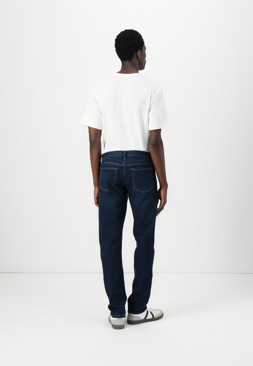 Джинсы облегающего кроя GAP, цвет Worn Dark — фото 3