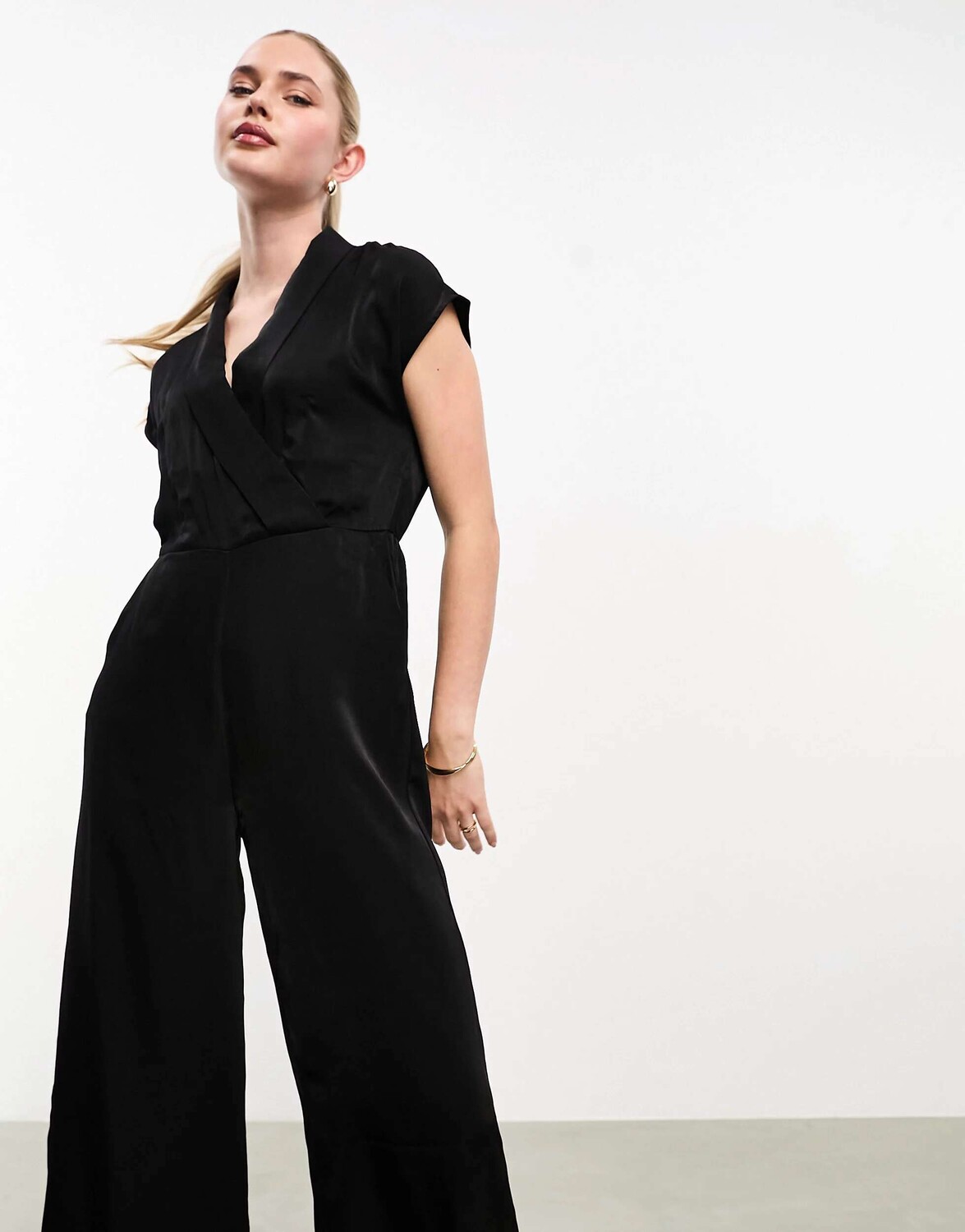 

Черный комбинезон с v-образным вырезом и короткими рукавами Vero Moda