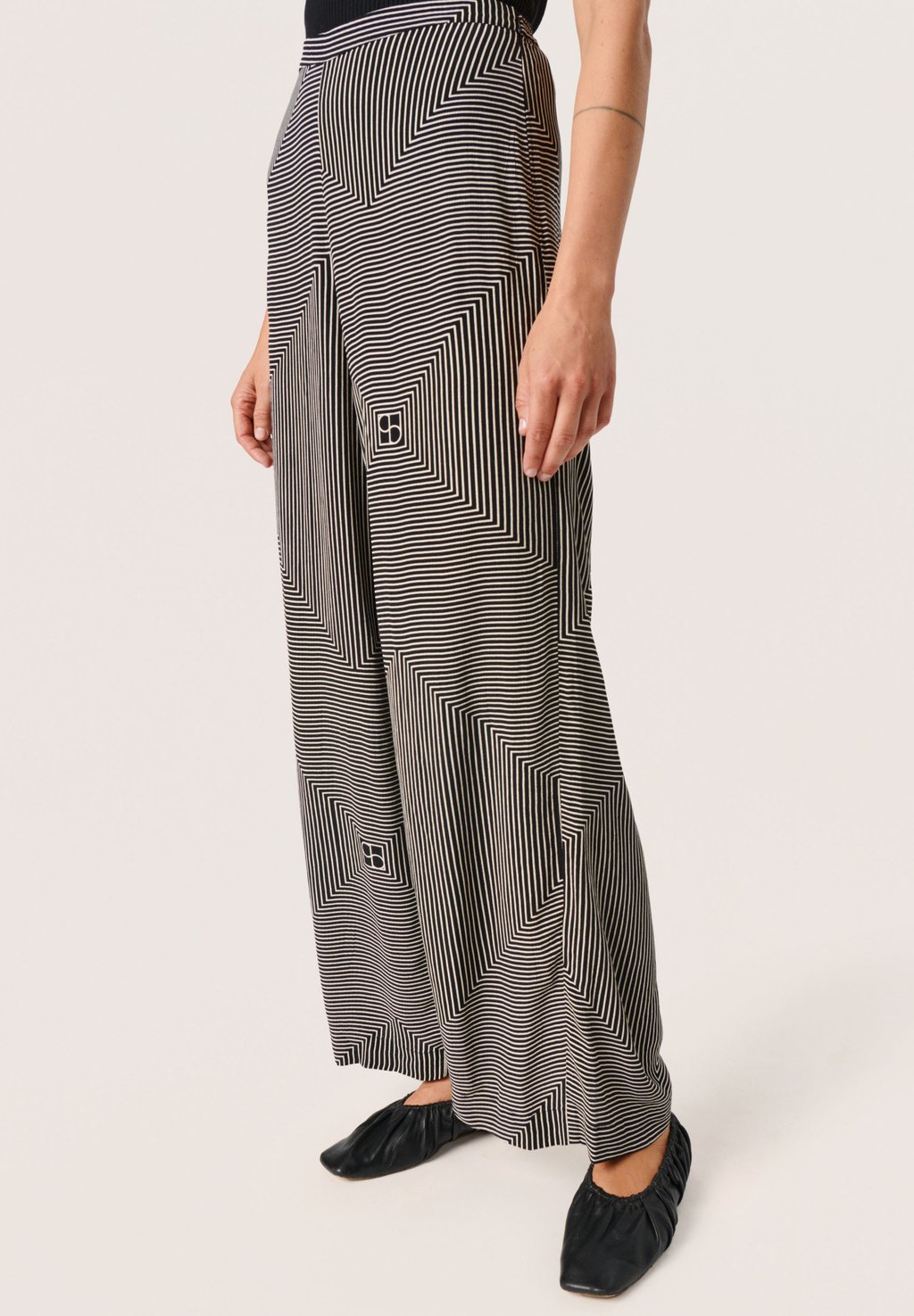 

Брюки Soaked in Luxury, черный