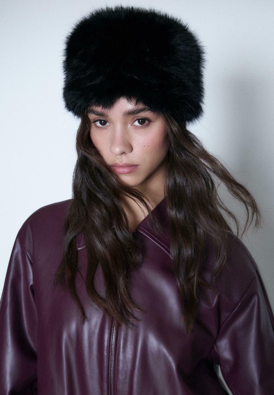 

Шапка Stradivarius ROUND, Black