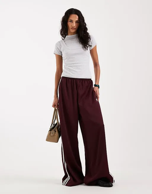 

Широкие атласные спортивные брюки adidas Originals темно-бордового и кремового цвета