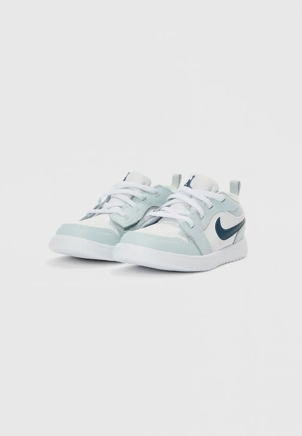 Низкие альтернативные детские туфли Jordan, White/Squadron Blue/Aura — фото 2