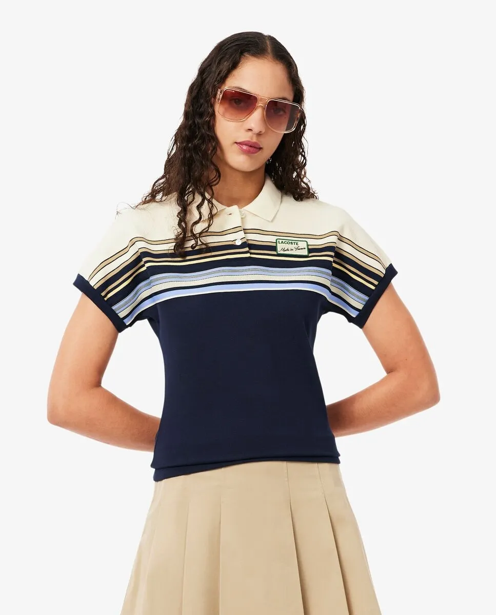 

Женская рубашка-поло в полоску приталенного кроя с короткими рукавами, изготовленная во Франции Lacoste, темно-синий