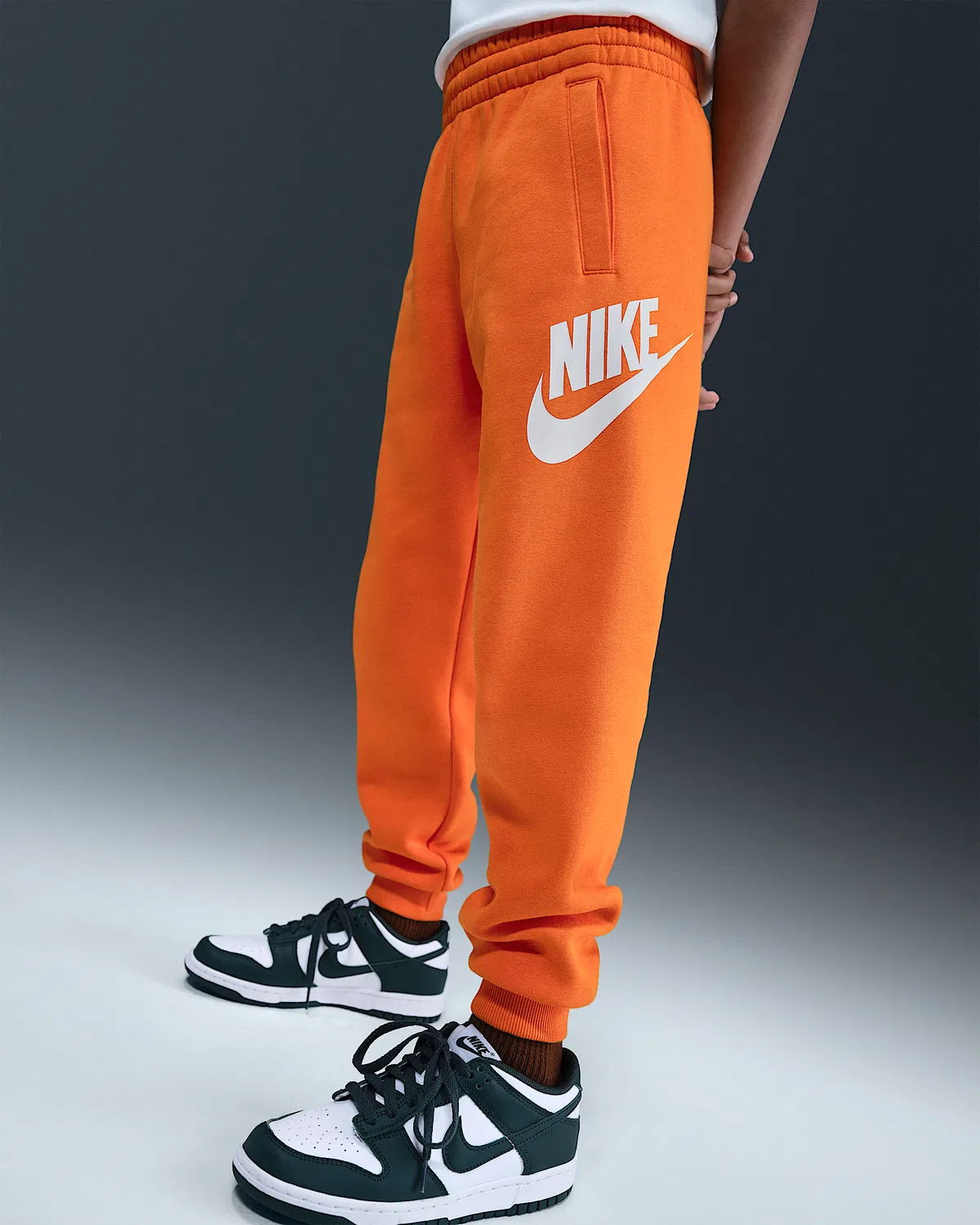 Джоггеры Nike Club Fleece для старших детей, Bright Ceramic/White — фото 2