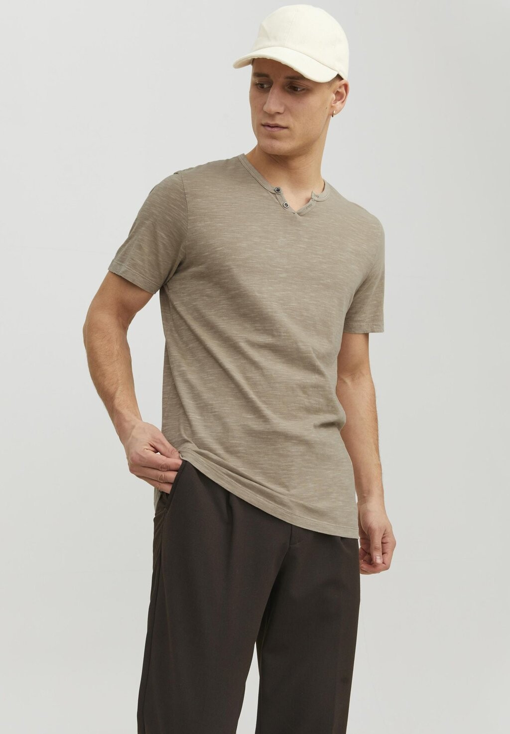

Футболка базовая JJESPLIT NECK TEE Jack & Jones, цвет crockery fit slim