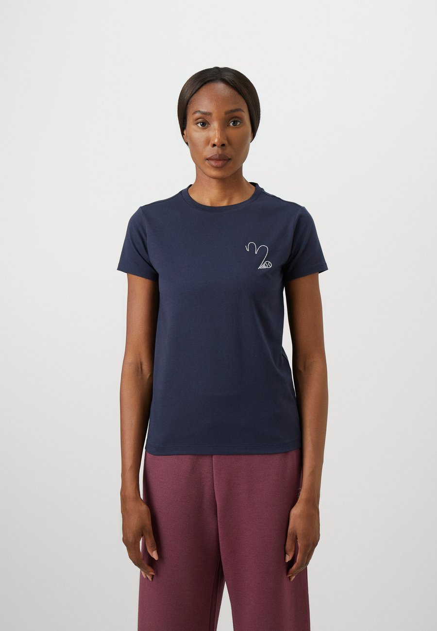 

Футболка EA7 Emporio Armani TRAIN TENNIS CLUB GRAPHIC TEE, Sky Captain/Dark Blue, Синий, Футболка EA7 Emporio Armani TRAIN TENNIS CLUB GRAPHIC TEE, Sky Captain/Dark Blue