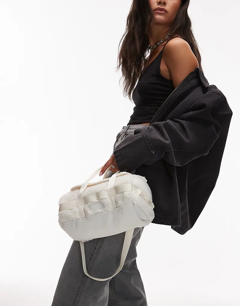 

Мини-сумка North Face Base Camp с высоким ворсом белого цвета