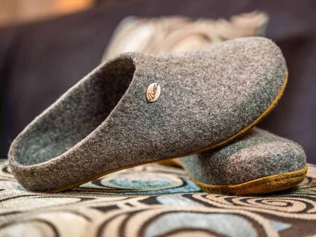 WoolFit Classic - женские и мужские тапочки из шерсти - искусственно выделанные войлочные тапочки с двухцветной стелькой подошвой из растительной кожи. Размер 35-50 Wool Fit, светло-серый — фото 4