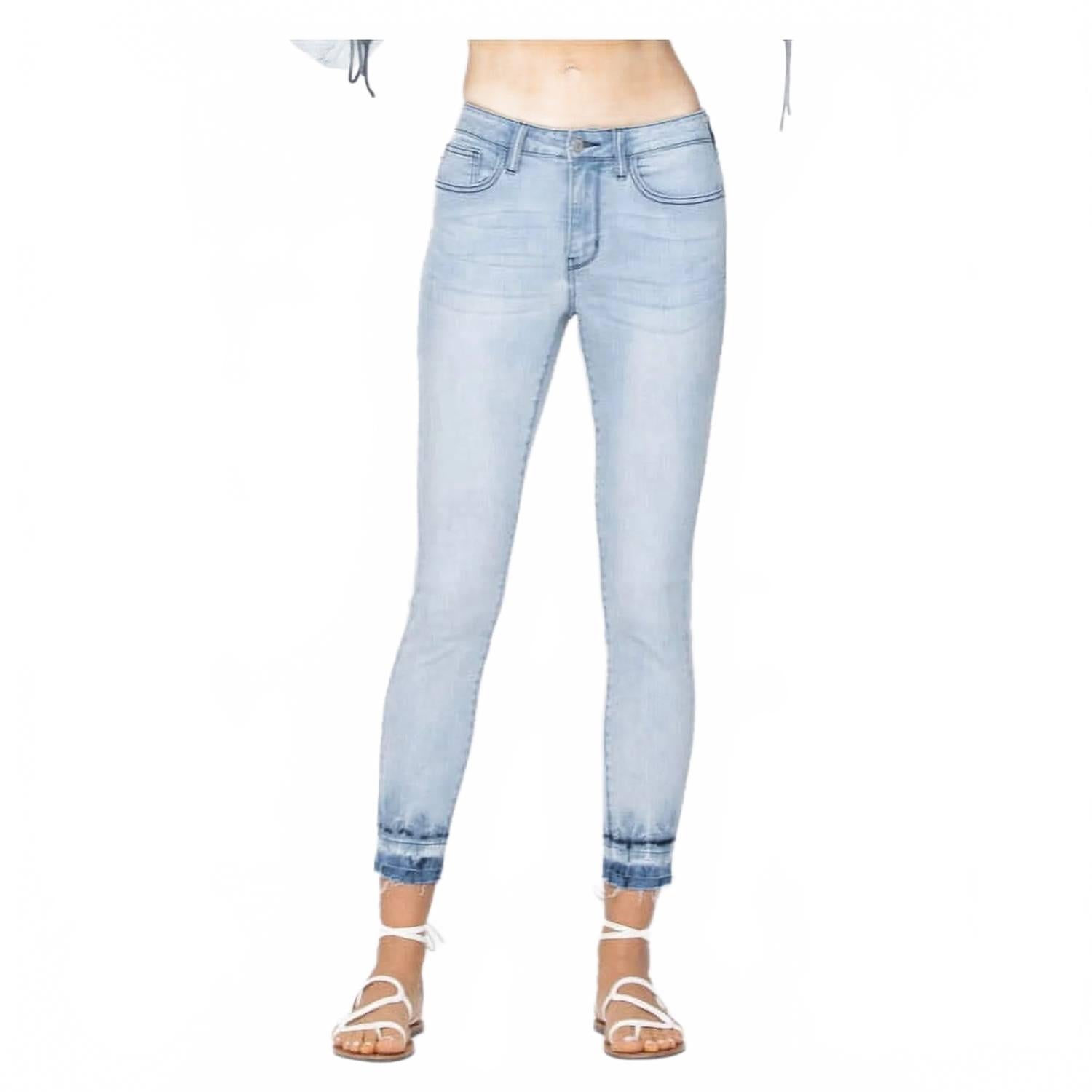 

Средние облегающие джинсы с рваным низом в светло-голубом цвете Judy Blue