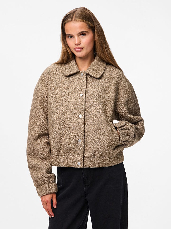 

Pieces Плюшевая куртка "Pcnadia" верблюжьего цвета