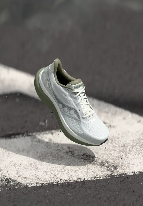 Кроссовки для бега по шоссе triumph 23 Saucony, White/Laurel