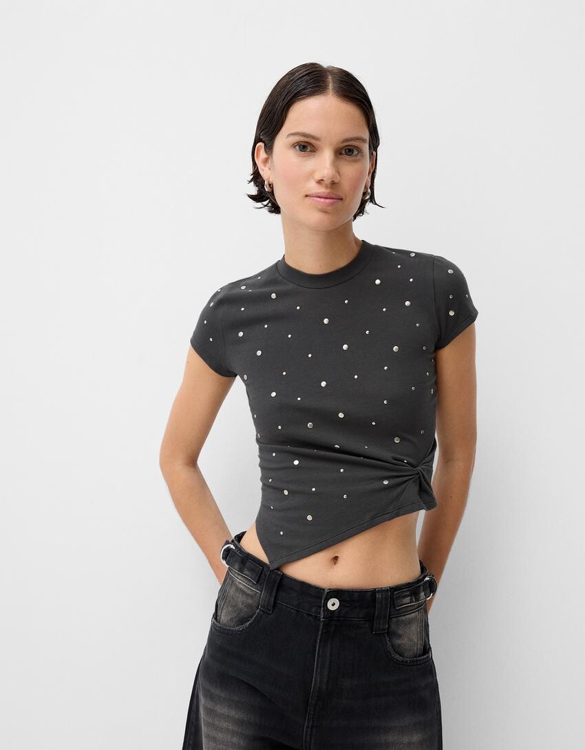 

Асимметричная футболка с коротким рукавом и заклепками Bershka, серый