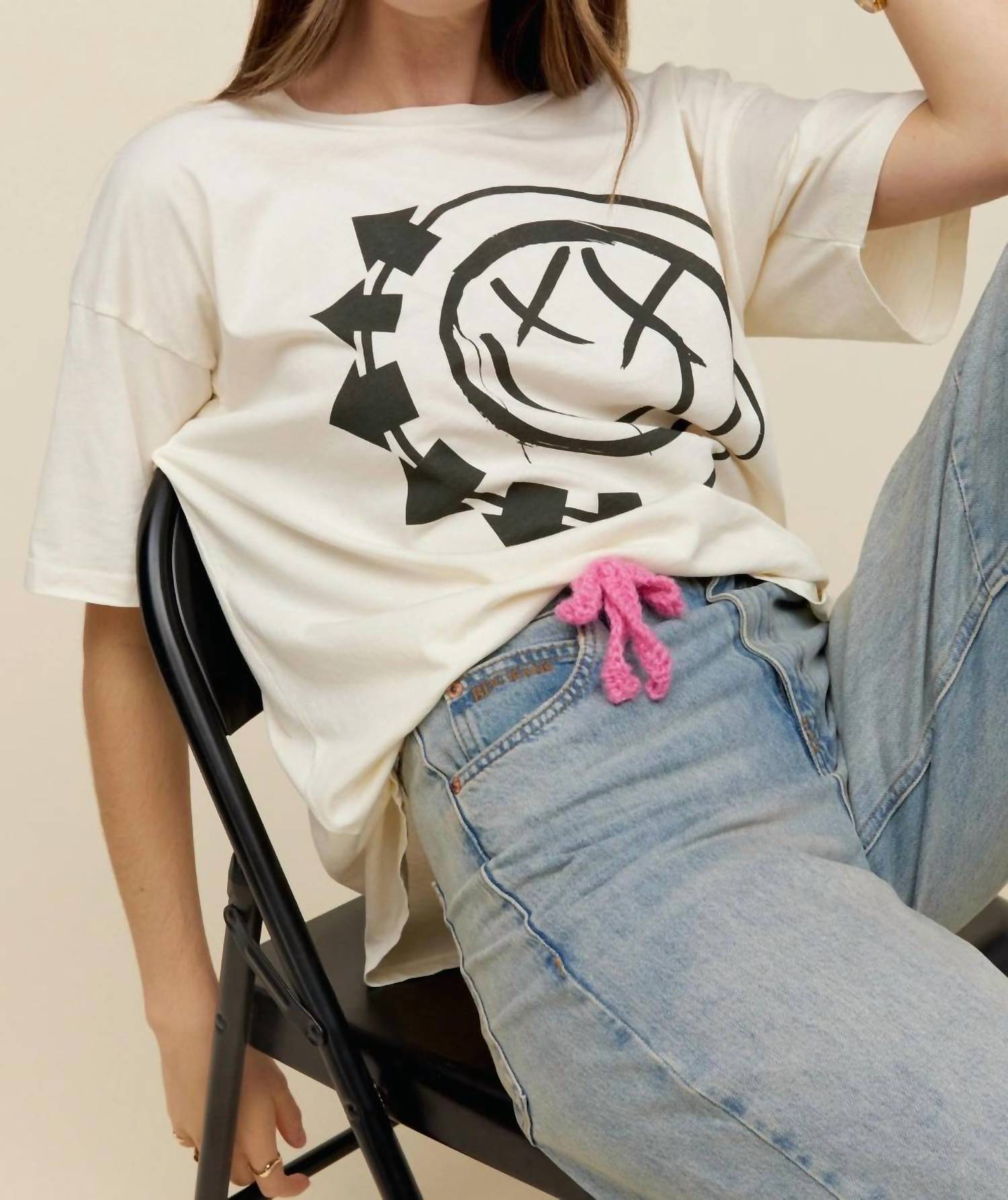 

Футболка Blink 182 с улыбающимся смайликом в белом цвете DAYDREAMER