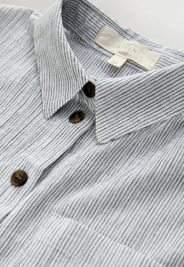 

Блузка на пуговицах с текстурированной поверхностью, укороченного кроя. Next, White