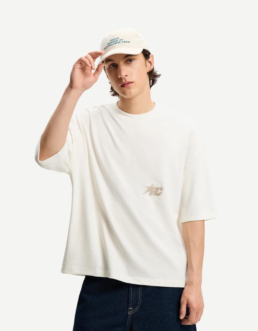 

Футболка свободного кроя с короткими рукавами и вышивкой. Bershka, белый