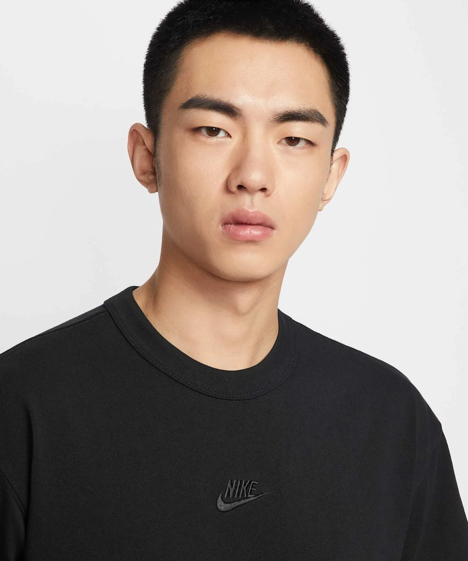 Мужская футболка из хлопка Nike Sportswear Premium Essentials чёрная — фото 3